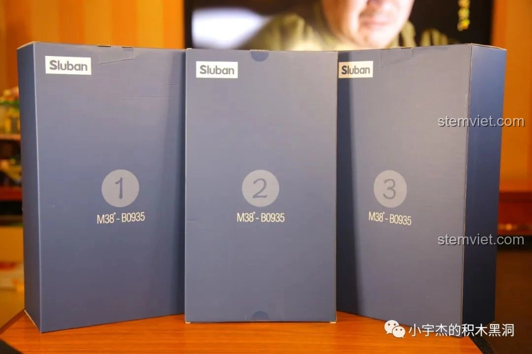 Ba hộp nhỏ của bộ lắp ráp Sluban M38-B0935 Vân Tiêu Bảo Điện được đánh số thứ tự 1, 2, 3.