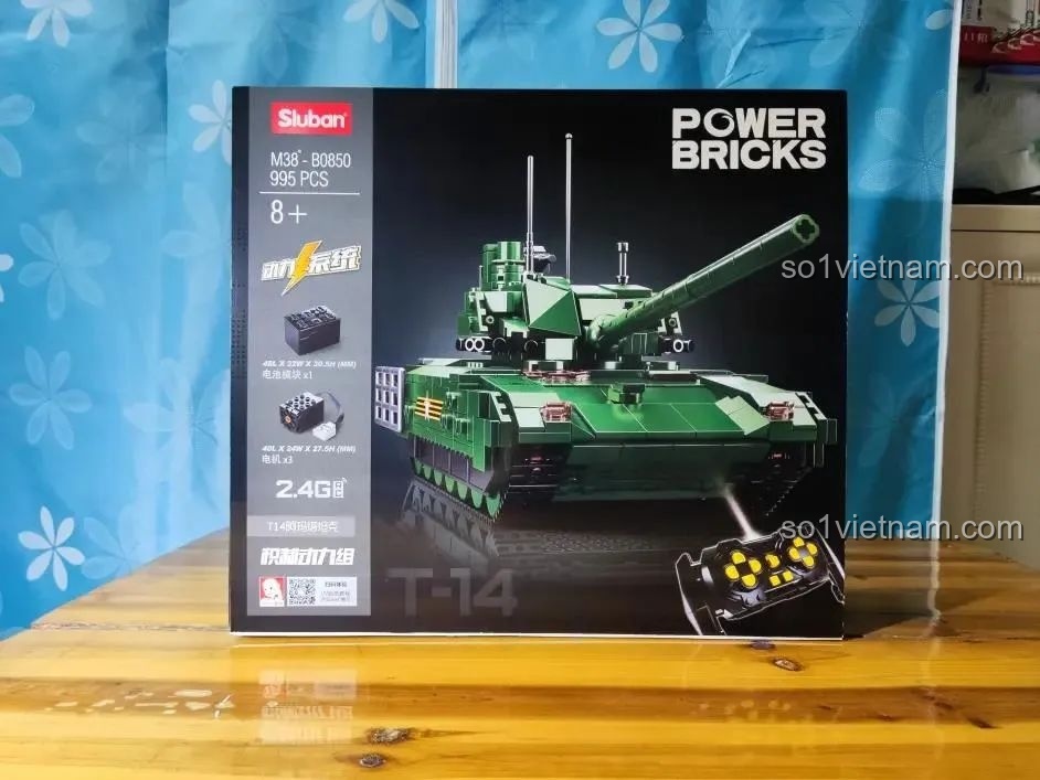 Mặt trước hộp bộ lắp ráp Sluban M38-B0850 Xe tăng T-14 Armata, hiển thị hình ảnh sản phẩm hoàn chỉnh và bộ điều khiển.