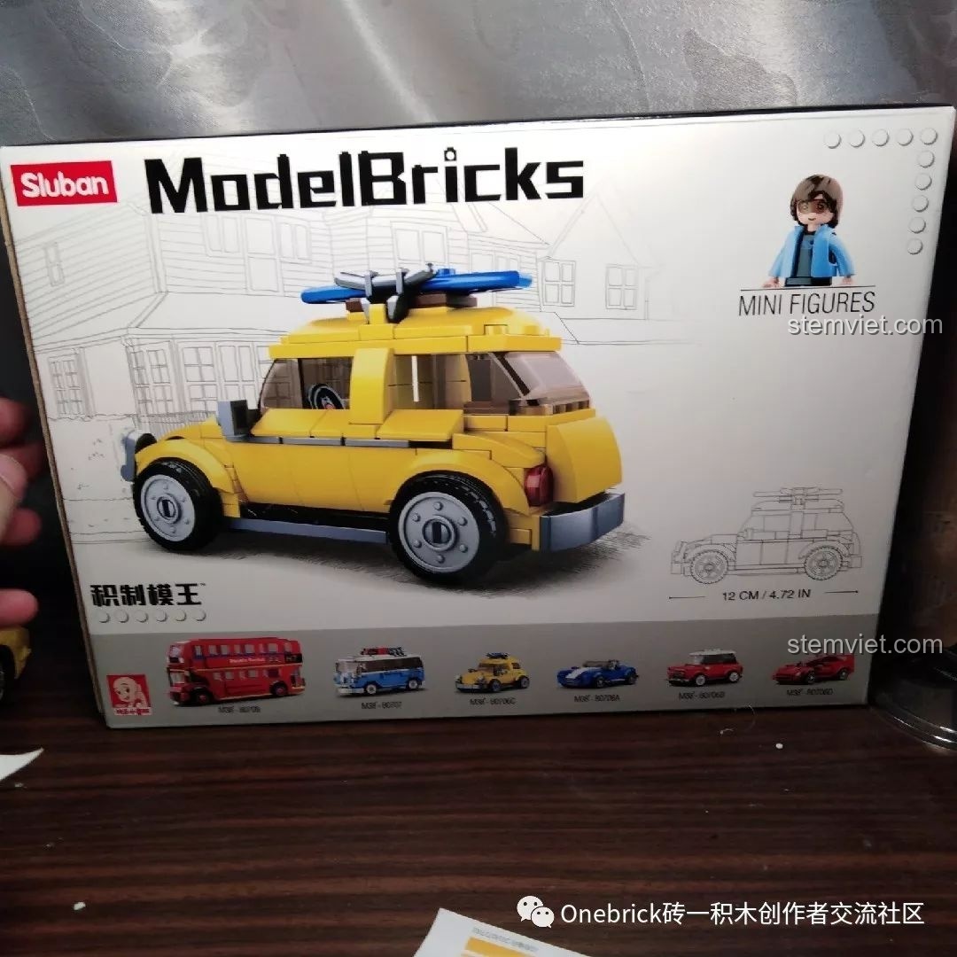 Mặt sau hộp bộ xếp hình Sluban ModelBricks Xe Vàng M38-B0706C, có hình ảnh xe từ phía sau và các mẫu xe khác trong series.