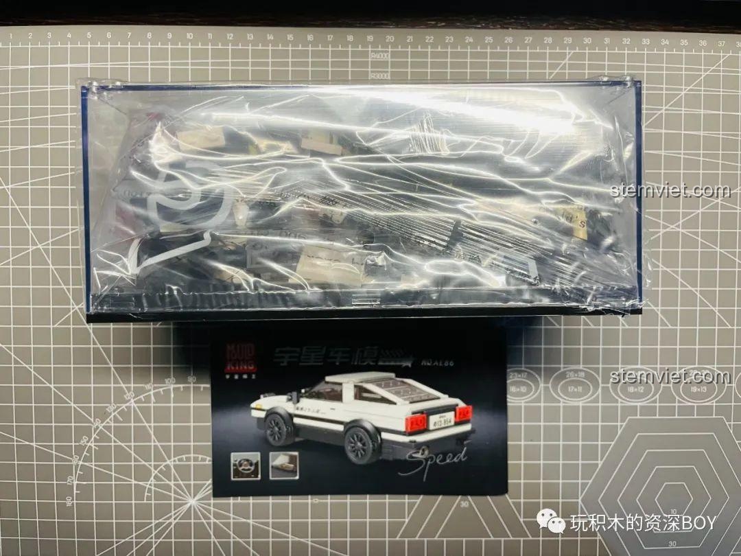 Hộp trưng bày acrylic trong suốt đi kèm bộ lắp ráp Mould King 27013 Xe Đua Toyota AE86, bảo vệ mô hình khỏi bụi bẩn.