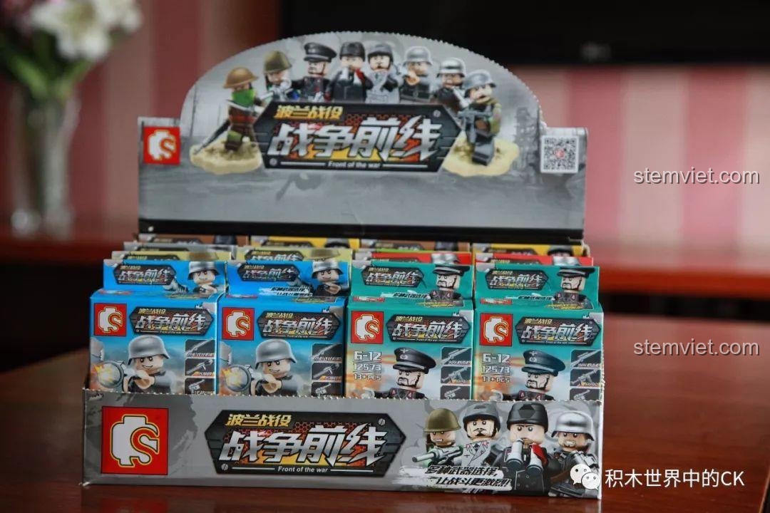 Hộp trưng bày bộ Minifigure Chiến dịch Ba Lan Senbao 12572-12579, chứa 8 hộp nhỏ của các nhân vật lính, tổng quan bộ đồ chơi lắp ráp.