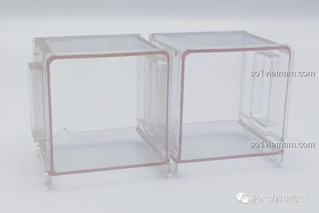 Hai hộp trưng bày trong suốt của bộ hoa mini AULDEY được ghép nối với nhau theo chiều ngang.