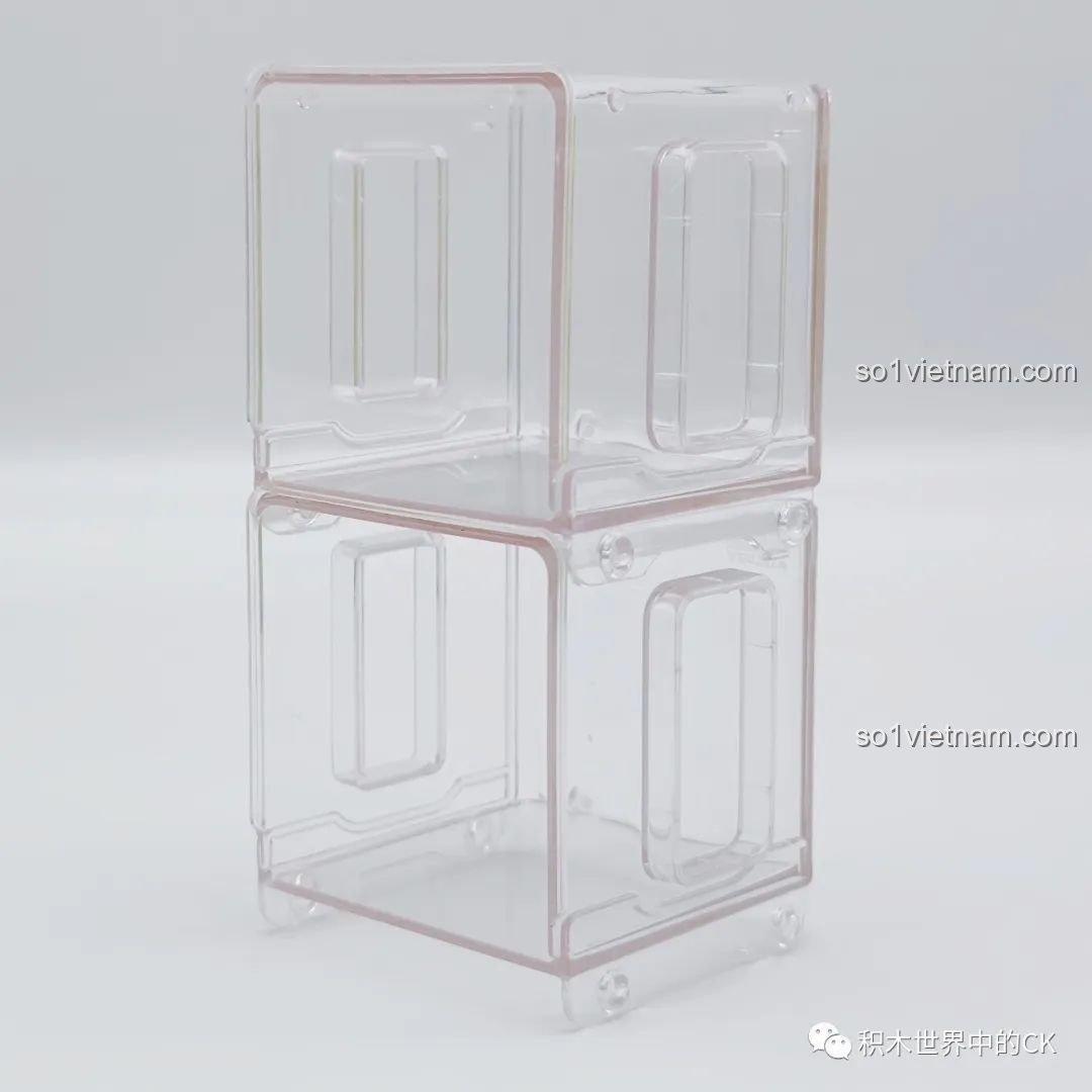 Hai hộp trưng bày trong suốt của bộ hoa mini AULDEY được xếp chồng lên nhau theo chiều dọc, rất chắc chắn.