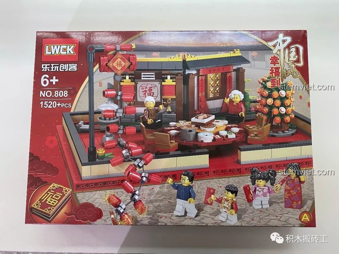 Mặt trước hộp bộ xếp hình LWCK 808 Sách Gạch Xếp Hình Tết với hình ảnh gia đình sum vầy bên mâm cơm Tết.