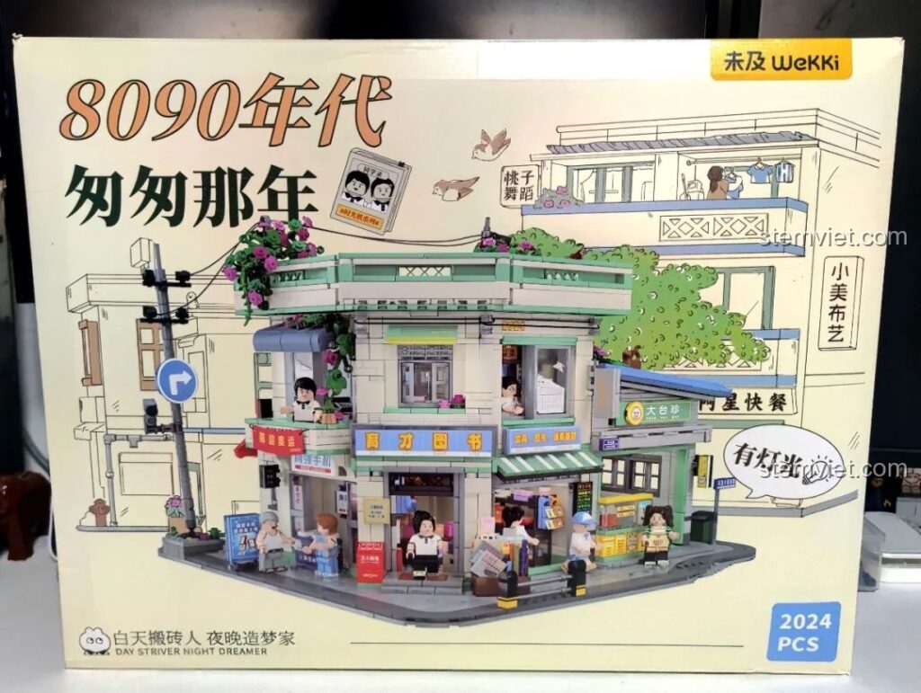 Mặt trước hộp bộ lắp ráp Wekki 516954 Cỗ Máy Thời Gian, thể hiện mô hình khu phố thập niên 80-90 hoàn chỉnh.