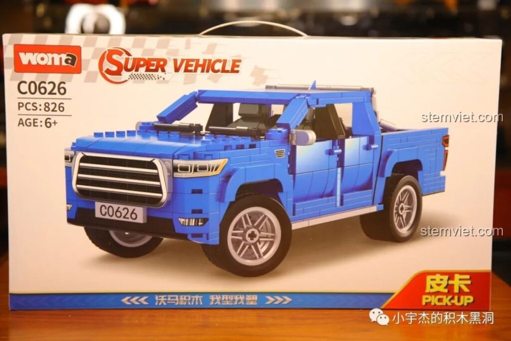 Mặt trước hộp đồ chơi lắp ráp WOMA C0626 Xe Bán Tải Pick-Up màu xanh dương với 826 chi tiết cho bé trai 6 tuổi.