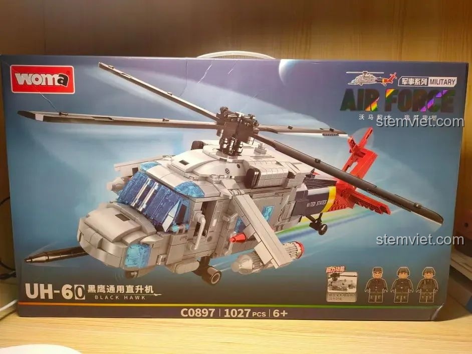Mặt trước hộp bộ lắp ráp WOMA C0897 Trực thăng chiến đấu Black Hawk với 1027 mảnh ghép, phù hợp cho bé trai 6 tuổi.