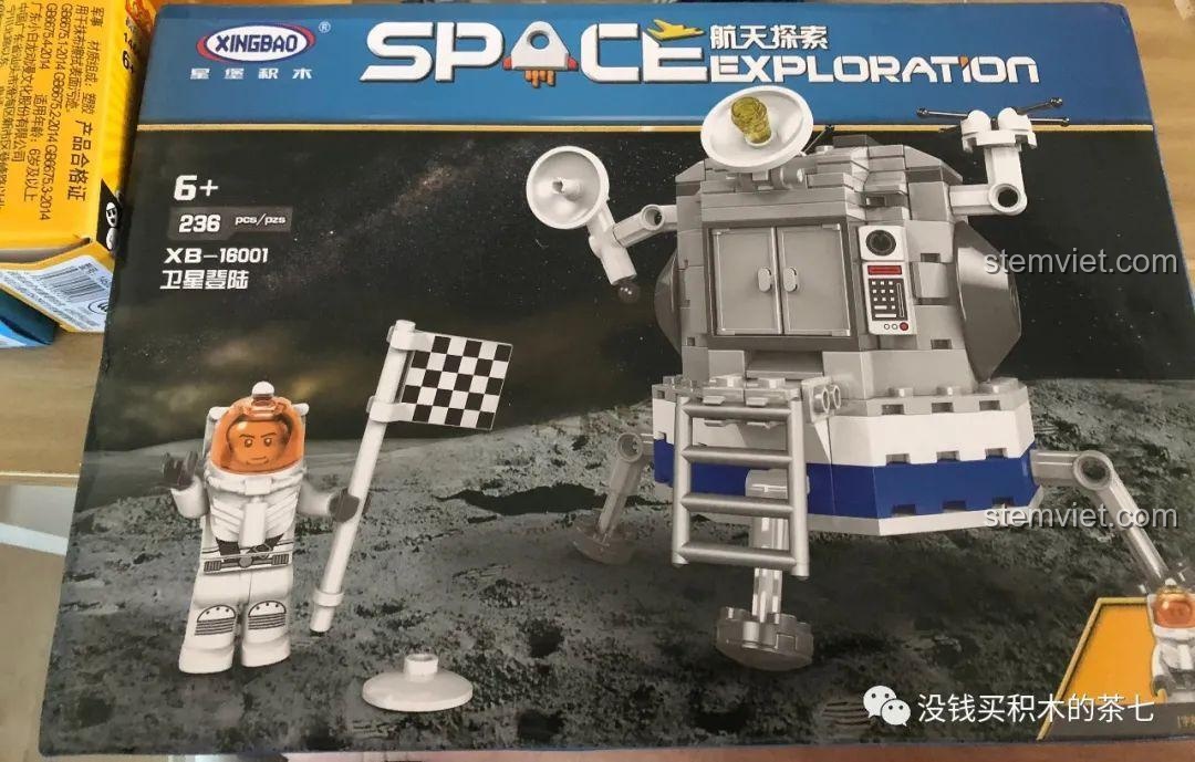 Hộp đồ chơi lắp ráp XINGBAO XB-16001 Tàu Đổ Bộ Mặt Trăng, với hình ảnh mô hình hoàn chỉnh.