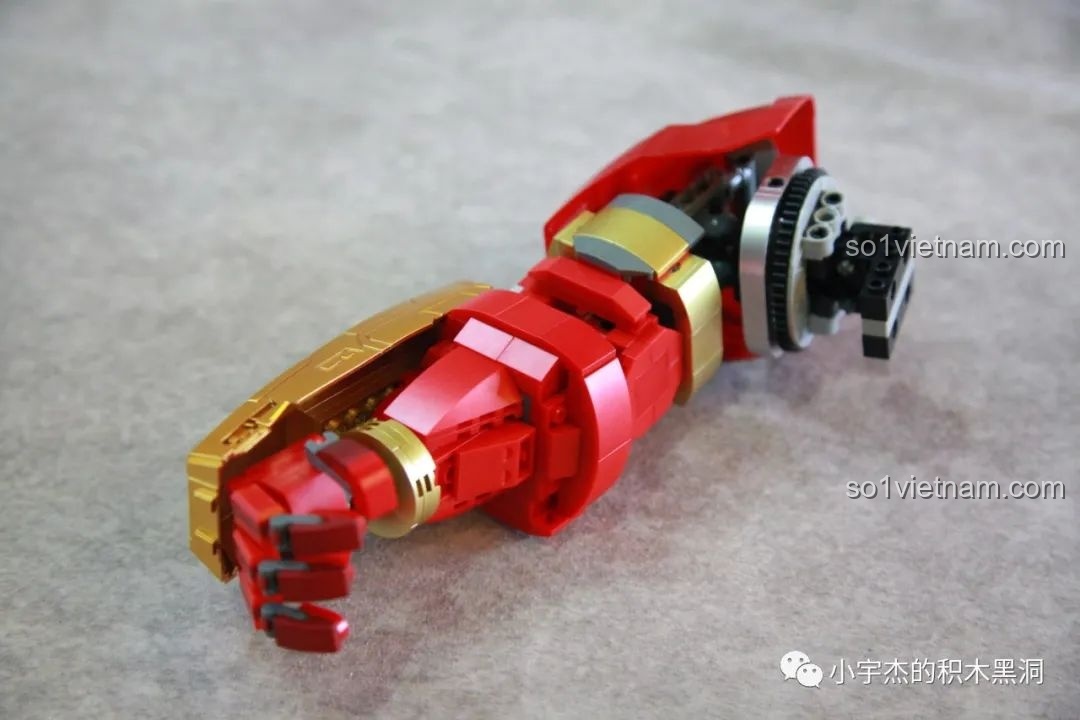 Góc cận cảnh đầu của Hulkbuster MK44 KBOX V5004, thể hiện chi tiết mặt nạ và giáp.