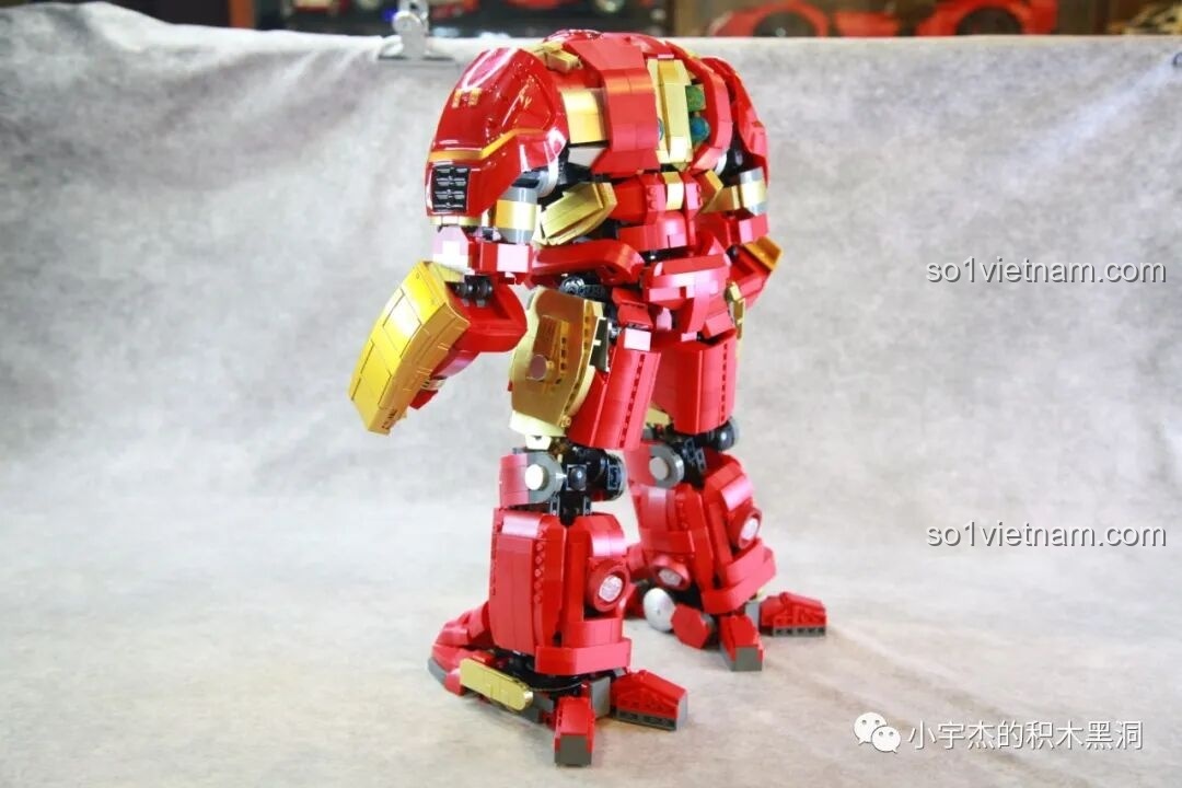 Góc cận cảnh ngực của Hulkbuster MK44 KBOX V5004, với đèn LED sáng rực.