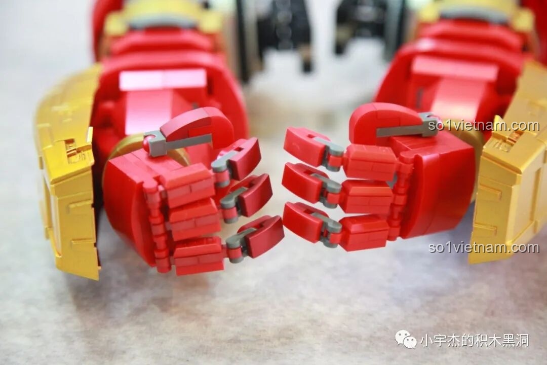 Góc cận cảnh đèn LED ở chân của Hulkbuster MK44 KBOX V5004.