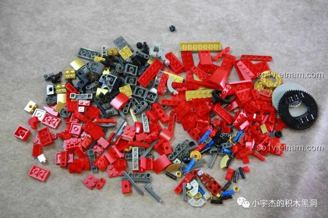 Mô hình Hulkbuster MK44 KBOX V5004 đã hoàn chỉnh, với đèn LED sáng rực, nhìn từ góc bên.