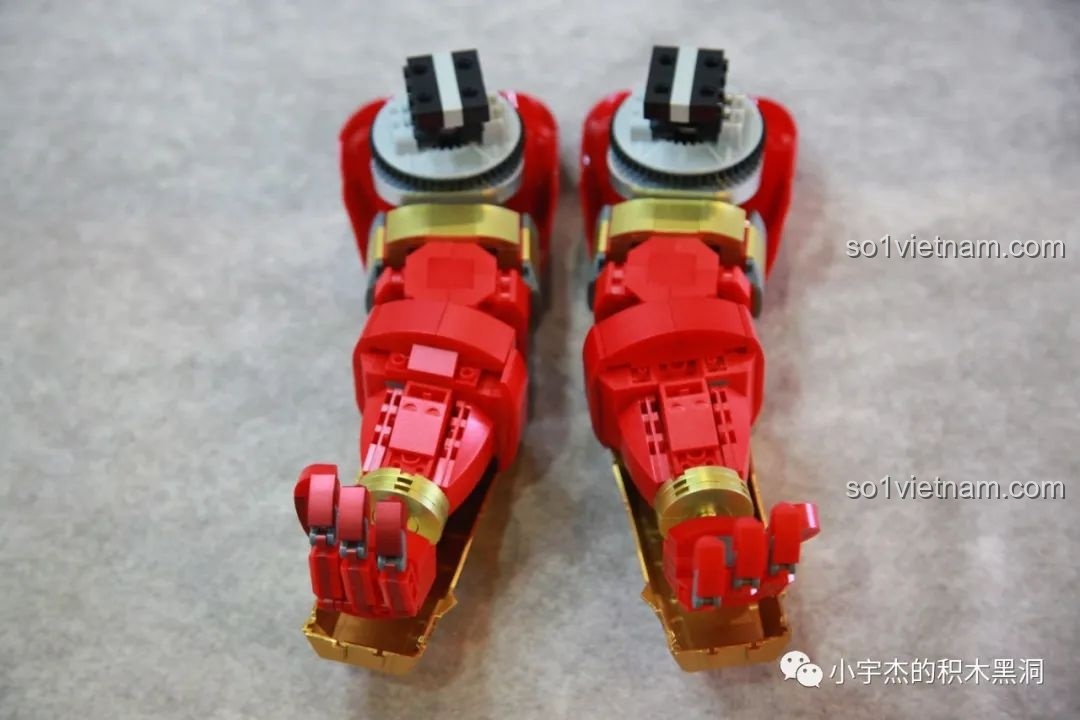 Mô hình Hulkbuster MK44 KBOX V5004 đã hoàn chỉnh, với đèn LED sáng rực, nhìn từ góc chéo.