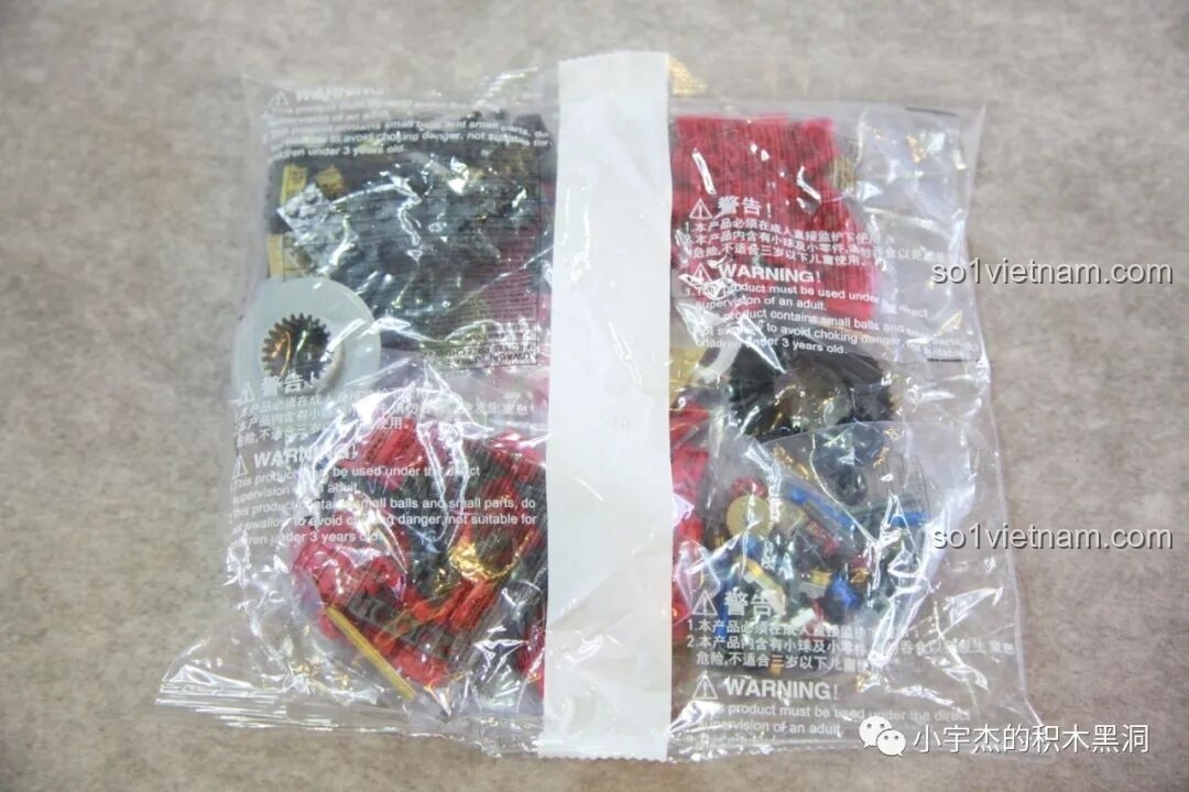 Mô hình Hulkbuster MK44 KBOX V5004 đã hoàn chỉnh, với đèn LED sáng rực, nhìn từ góc rộng.