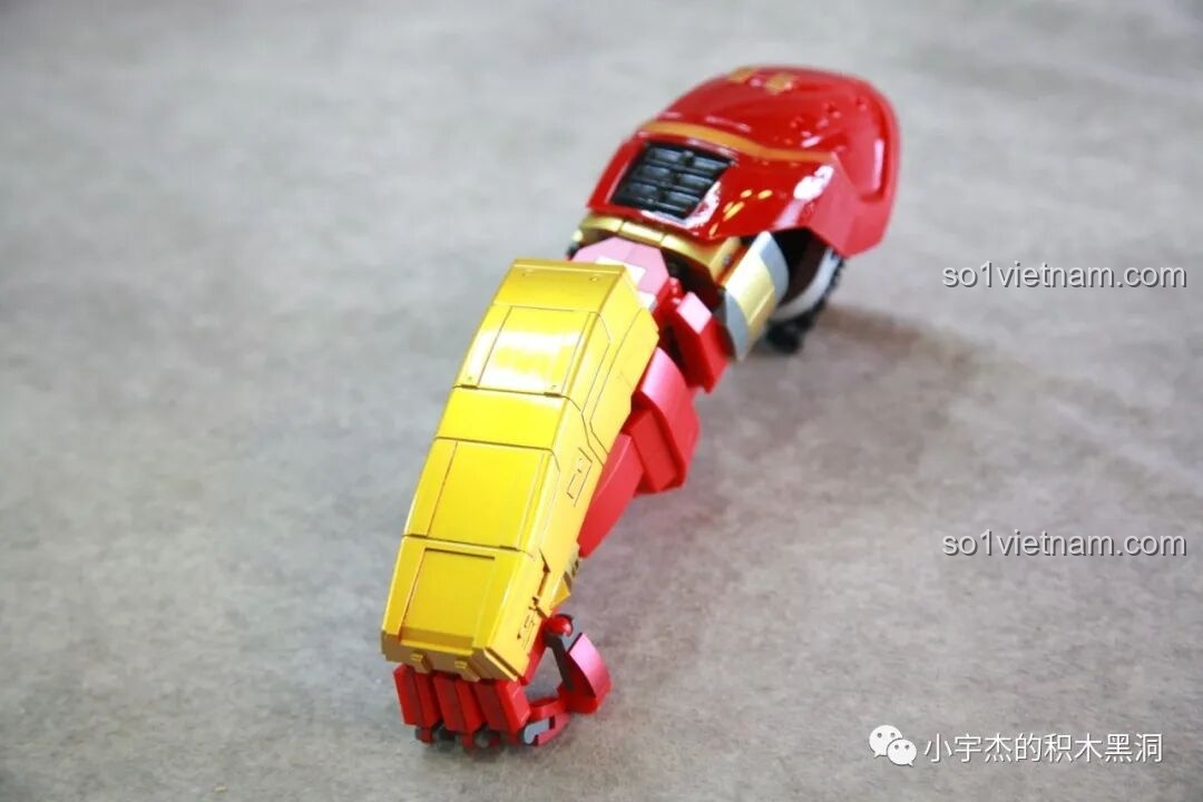 Mô hình Hulkbuster MK44 KBOX V5004 đã hoàn chỉnh, với đèn LED ở ngực và chân sáng rực.