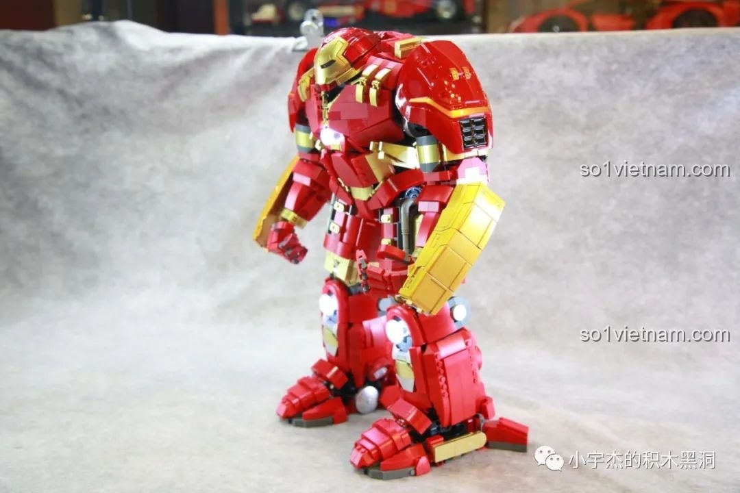 Mô hình Hulkbuster MK44 KBOX V5004 với tư thế sẵn sàng chiến đấu, đèn LED sáng rực.
