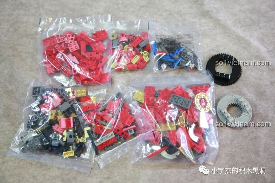 Mô hình Hulkbuster MK44 KBOX V5004 đang trong quá trình lắp ráp, với thân và chân đã hoàn thành.