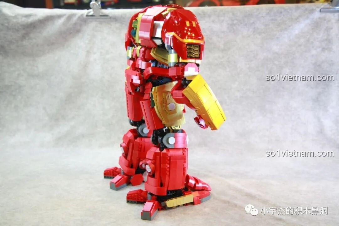 Mô hình Hulkbuster MK44 KBOX V5004 nhìn từ góc bên, tập trung vào chân và bàn chân.