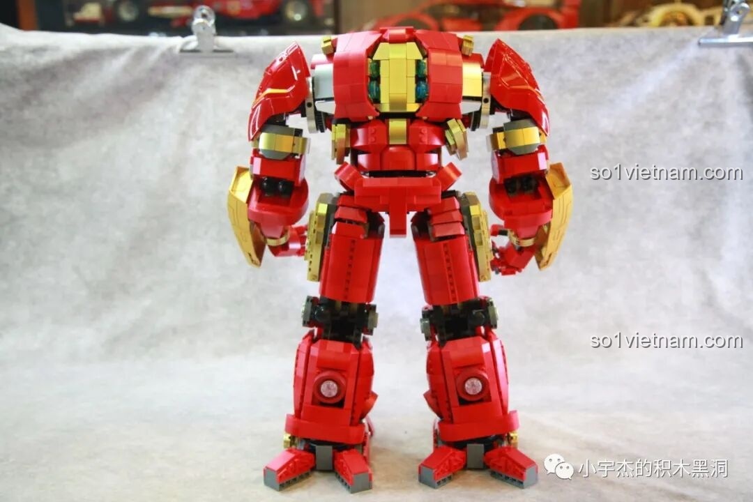Mô hình Hulkbuster MK44 KBOX V5004 nhìn từ góc bên, tập trung vào cánh tay và vai.