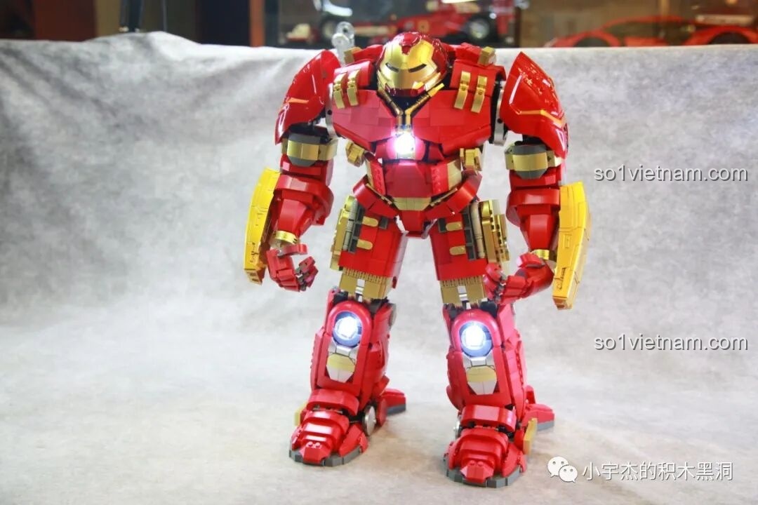 Mô hình Hulkbuster MK44 KBOX V5004 đã hoàn chỉnh, nhìn từ góc rộng.