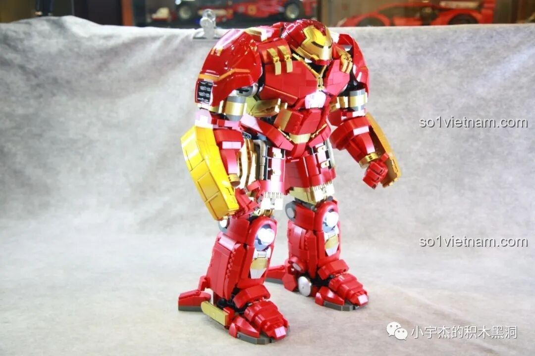 Mô hình Hulkbuster MK44 KBOX V5004 mở nắp lưng, để lộ các chi tiết bên trong.
