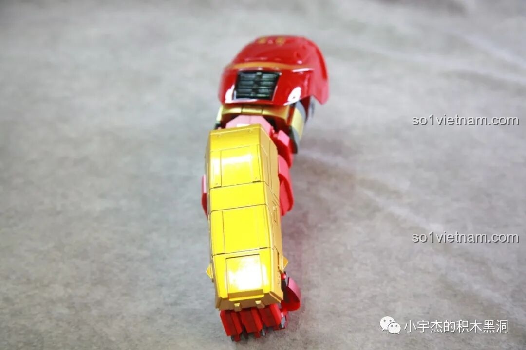Hình ảnh thiết kế gốc của Hulkbuster MK44, so sánh với mô hình lắp ráp.