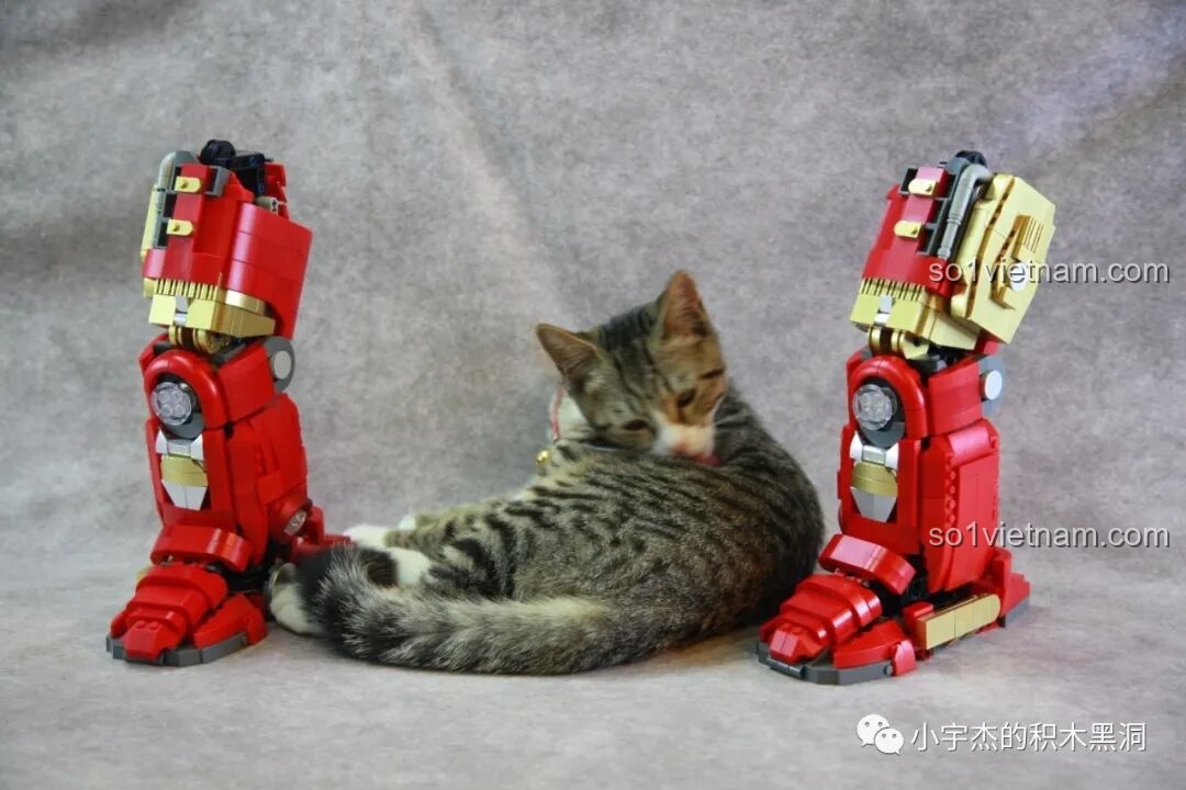 Hình ảnh thiết kế gốc của Hulkbuster MK44, so sánh với mô hình lắp ráp.