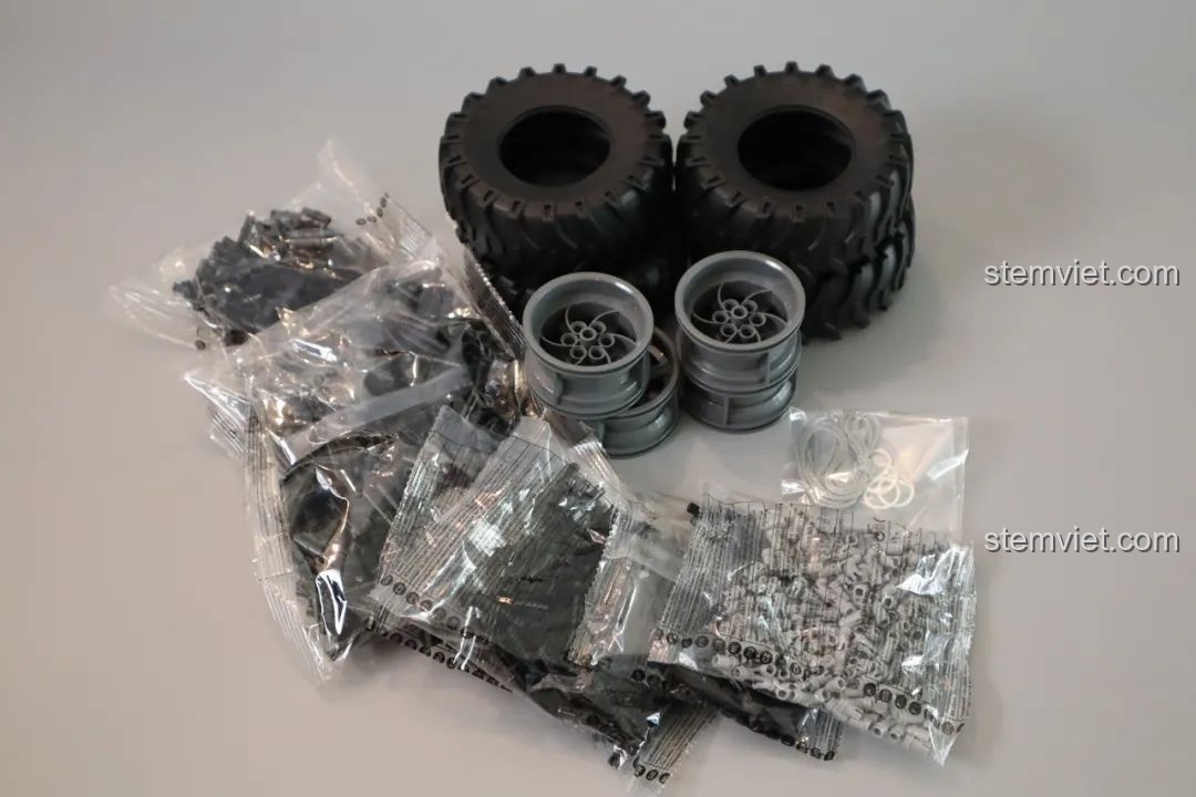 Các bộ phận của CaDA Humvee H1 quân sự, bao gồm 4 bánh xe và các túi đựng mảnh ghép.