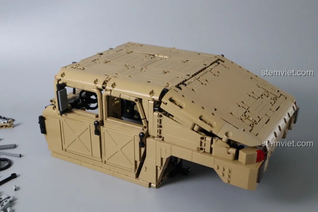 Bộ phận động lực của CaDA Humvee H1 quân sự.