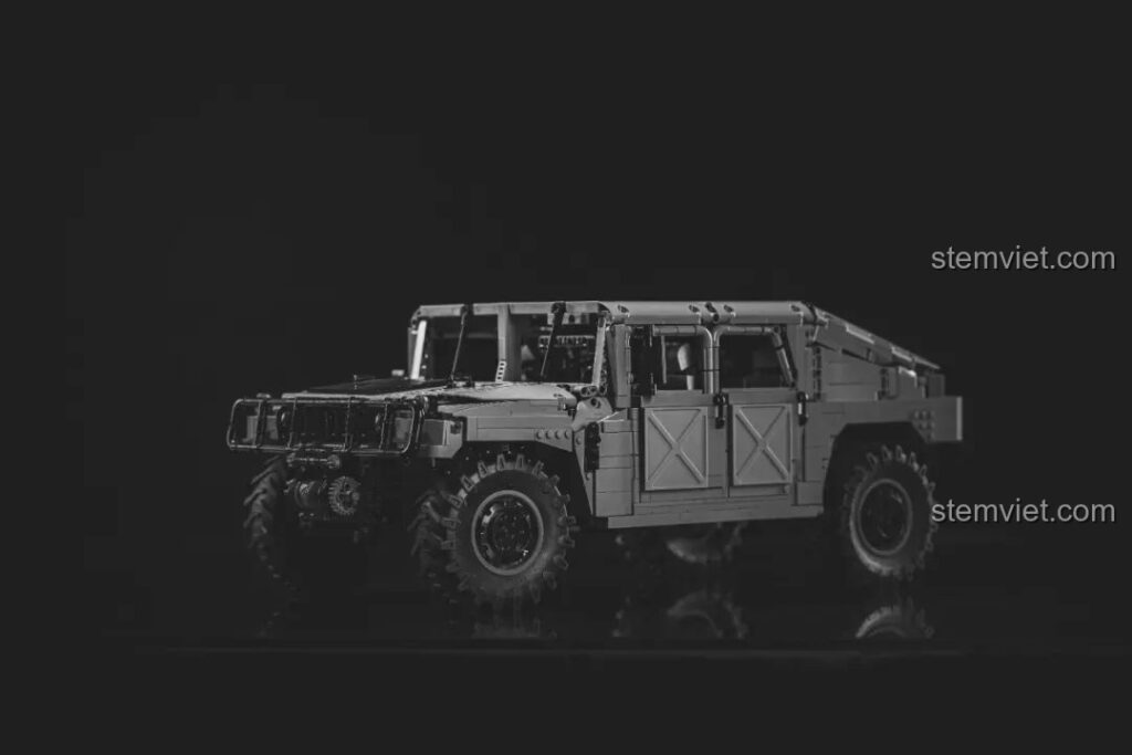 Mô hình Humvee H1 quân sự tỉ lệ 1:8 màu vàng cát, đặt trên nền đá, ánh sáng huyền bí.