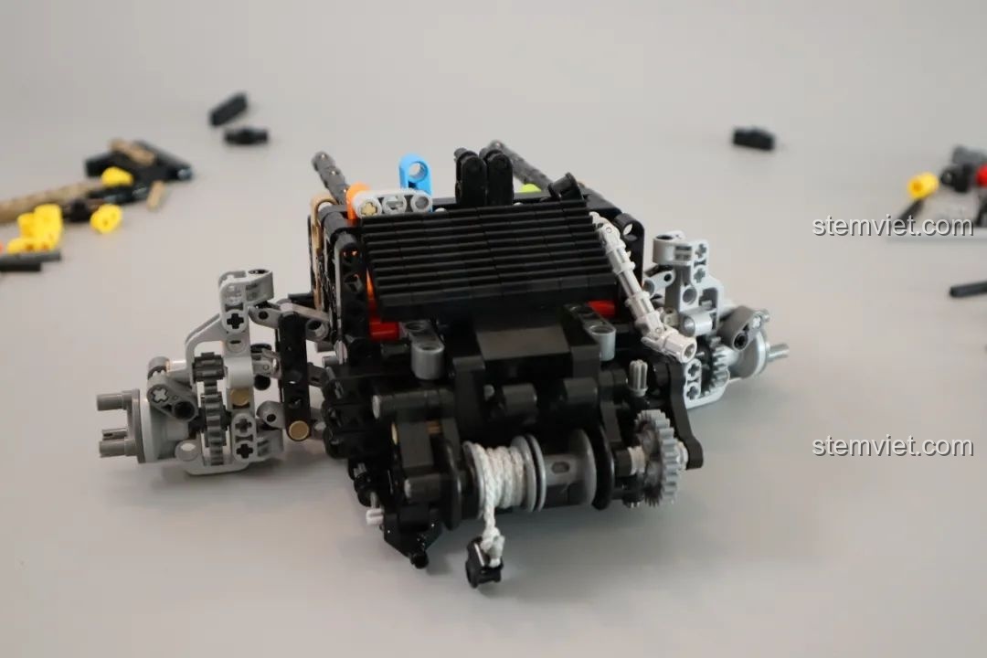 Động cơ 8 xi-lanh của CaDA Humvee H1 quân sự, với các piston có thể chuyển động.