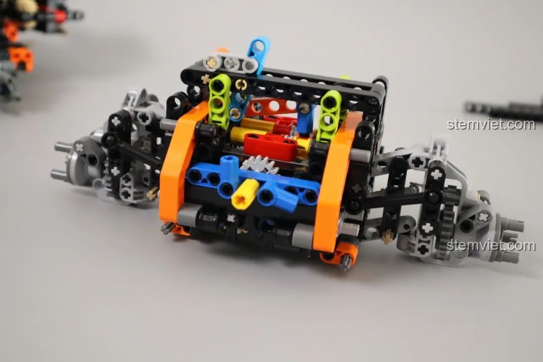 Khung gầm của CaDA Humvee H1 quân sự đang được lắp ráp, với bộ phận chuyển số.