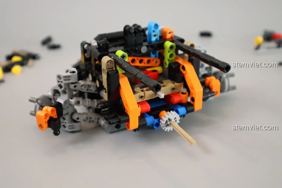 Quá trình lắp ráp CaDA Humvee H1 quân sự: hệ thống treo và tời điện tử.