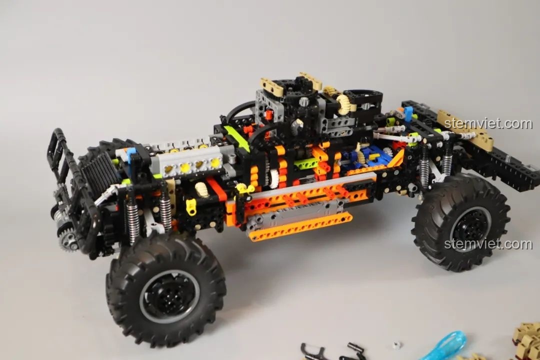 Các module vỏ của CaDA Humvee H1 quân sự được gắn vào khung gầm.