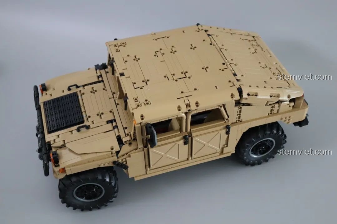 Bộ phận động lực của CaDA Humvee H1 quân sự.