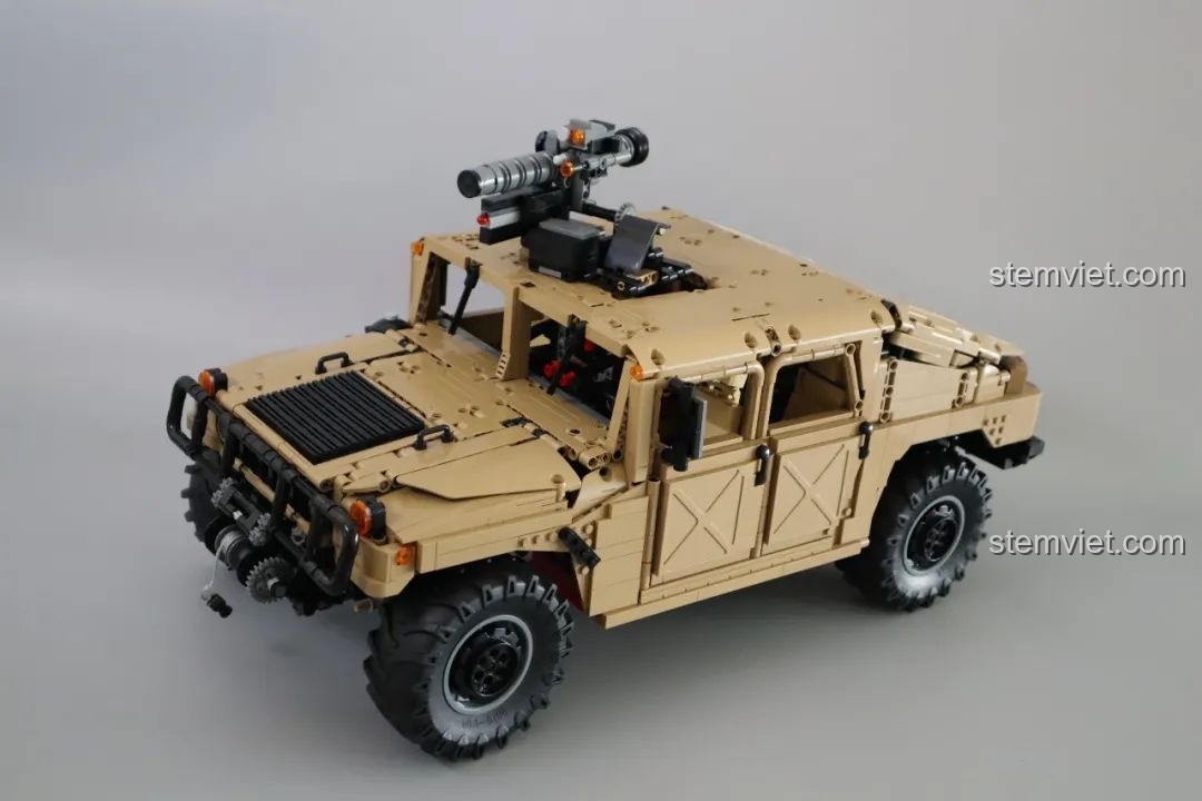 Chi tiết nội thất của CaDA Humvee H1 quân sự tỉ lệ 1:8.