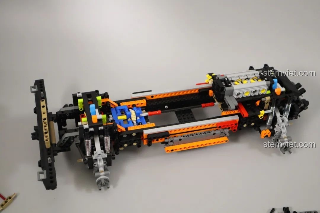 Phần nóc xe CaDA Humvee H1 quân sự với bộ pháo phản lực và súng máy.