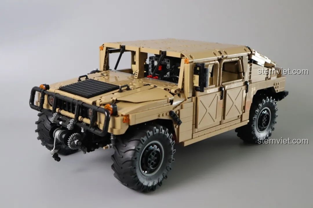 Mô hình CaDA Humvee H1 quân sự tỉ lệ 1:8 với pháo phản lực và súng máy.