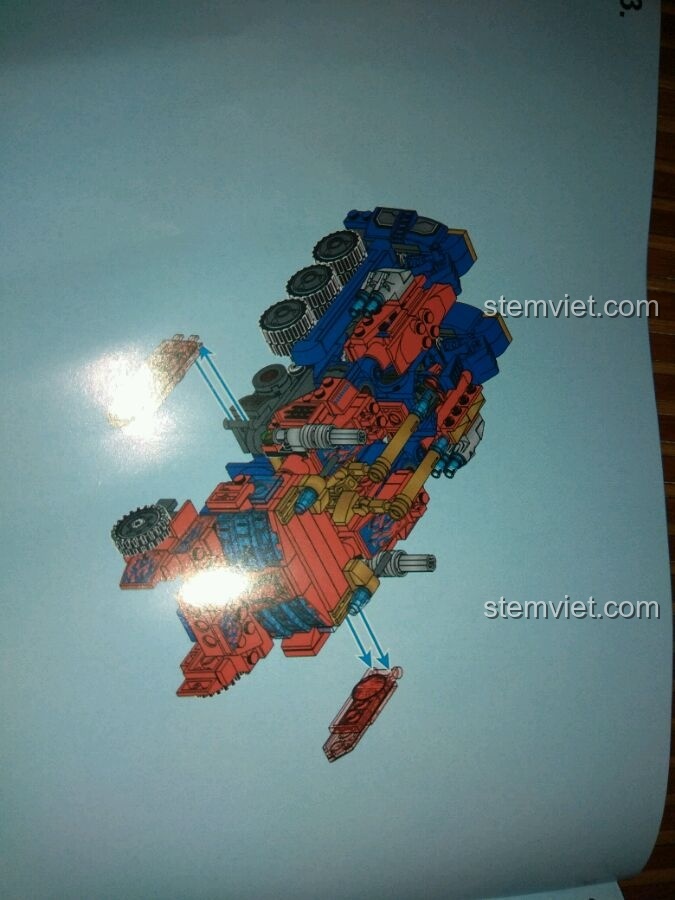 Hướng dẫn bước 2 quá trình biến hình của đồ chơi xây dựng Thủ lĩnh Autobot Optimus Prime cho bé từ 6 tuổi.