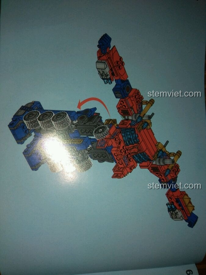 Hướng dẫn bước 4 quá trình biến hình của bộ lắp ghép Thủ lĩnh Autobot Optimus Prime cho con trai từ 6 tuổi.
