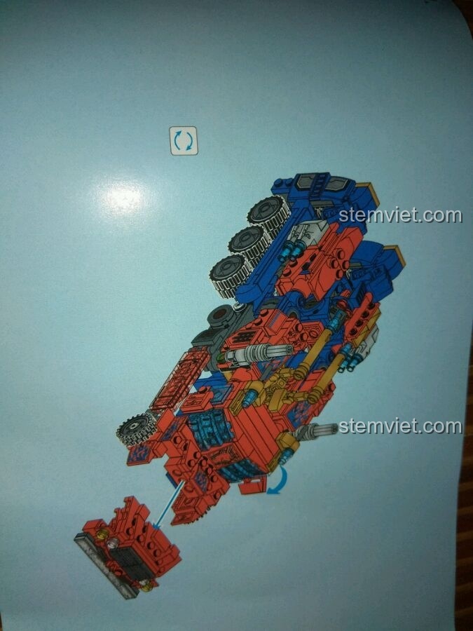 Hướng dẫn bước 1 quá trình biến hình từ robot thành xe tải của bộ xếp hình Robot biến thành xe tải cho trẻ em 6+.