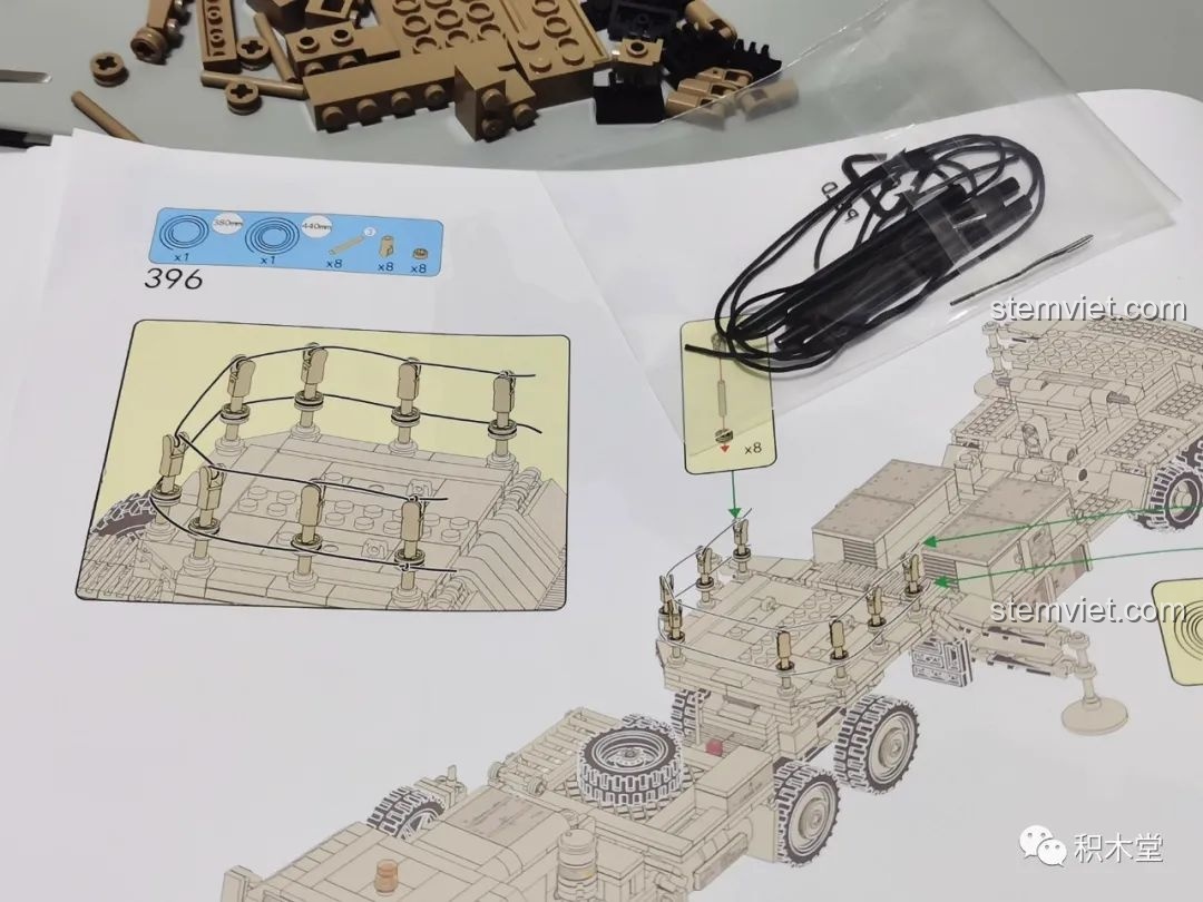 Hướng dẫn bước 396 sử dụng dây thừng để làm lan can cho mô hình Xe tải quân sự hạng nặng HEMTT.