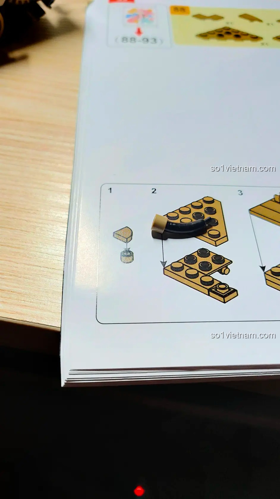 Một trang trong sách hướng dẫn lắp ráp Sluban M38-B1022, cho thấy các bước lắp chi tiết nhỏ một cách rõ ràng.