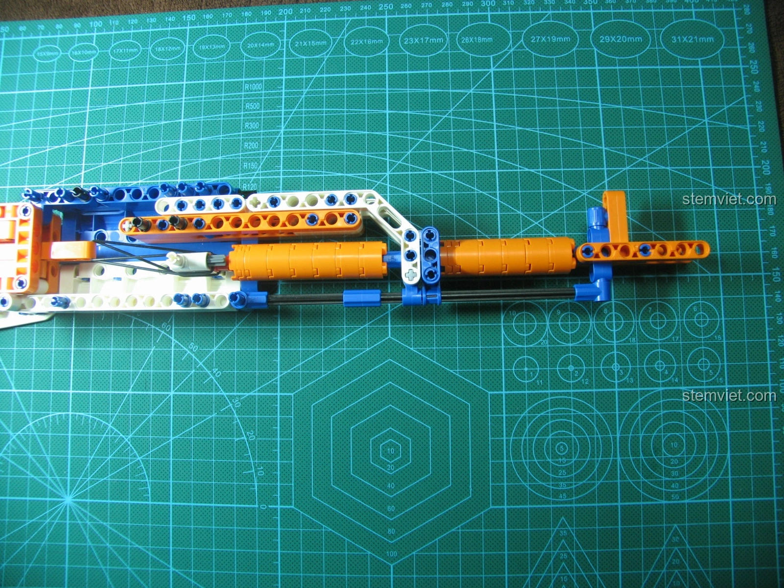 Trang hướng dẫn trong sách của bộ lắp ghép Mô hình súng AK-47 C81001, minh họa cách lắp dây chun và cơ chế bắn.