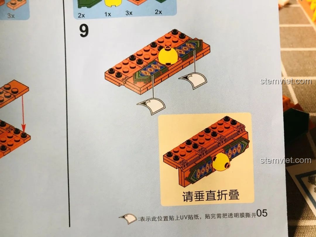 Hướng dẫn dán decal cho phần đế của Wekki 506004 Cảnh Thu, minh họa cách dán chuyển nhiệt.