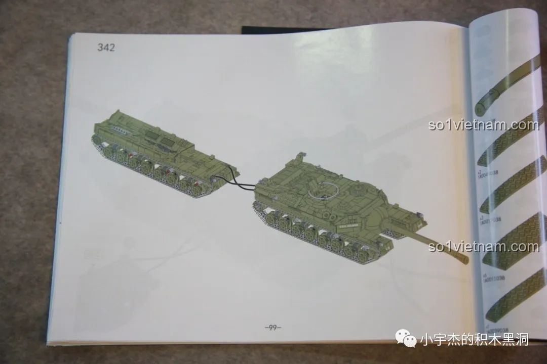 Hình ảnh trong sách hướng dẫn minh họa cách kết nối thân xe T28 và cụm xích phụ.