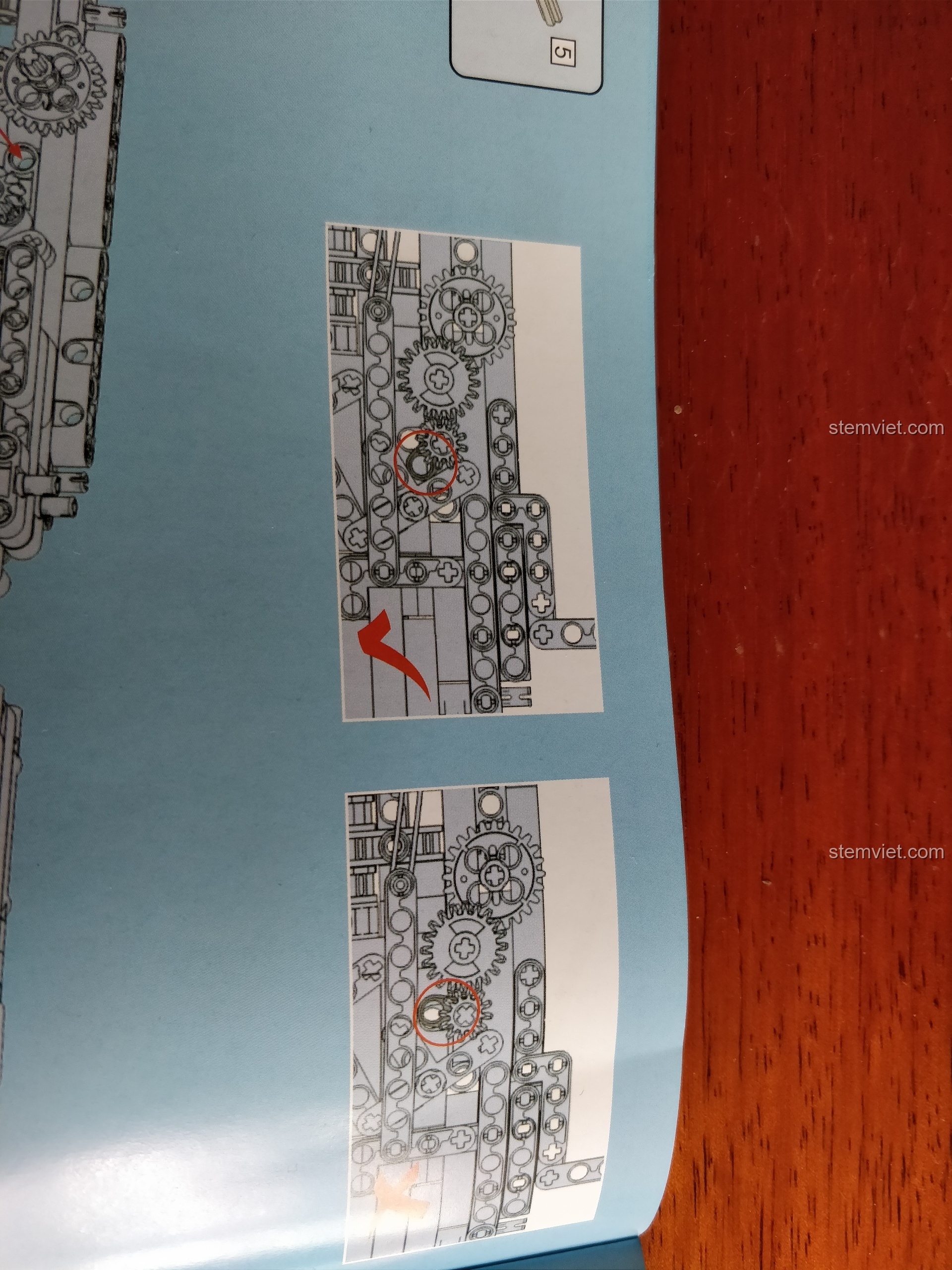 Trang sách hướng dẫn chỉ rõ vị trí lắp đặt chính xác của các bánh răng trong mô hình súng M4A1 CaDA.