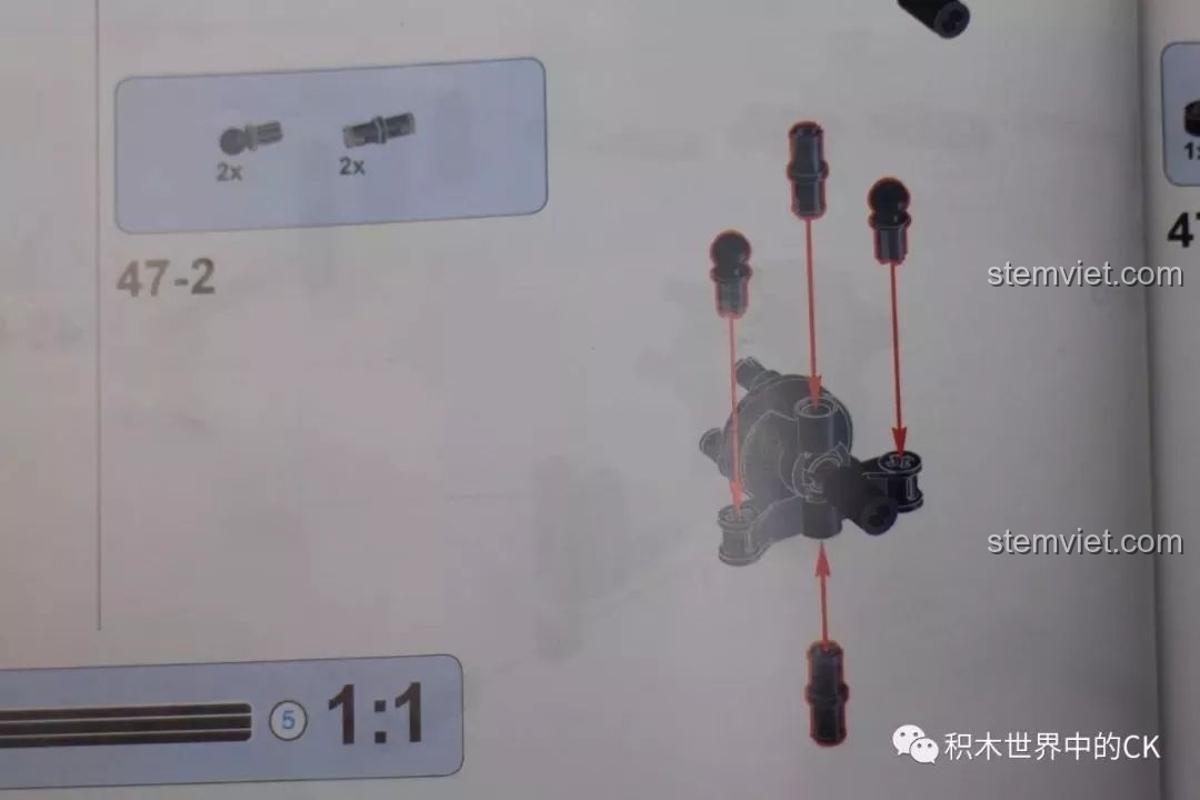 Một bước lắp ráp khác yêu cầu sử dụng chốt không khấc trong sách hướng dẫn của Mould King 13070.