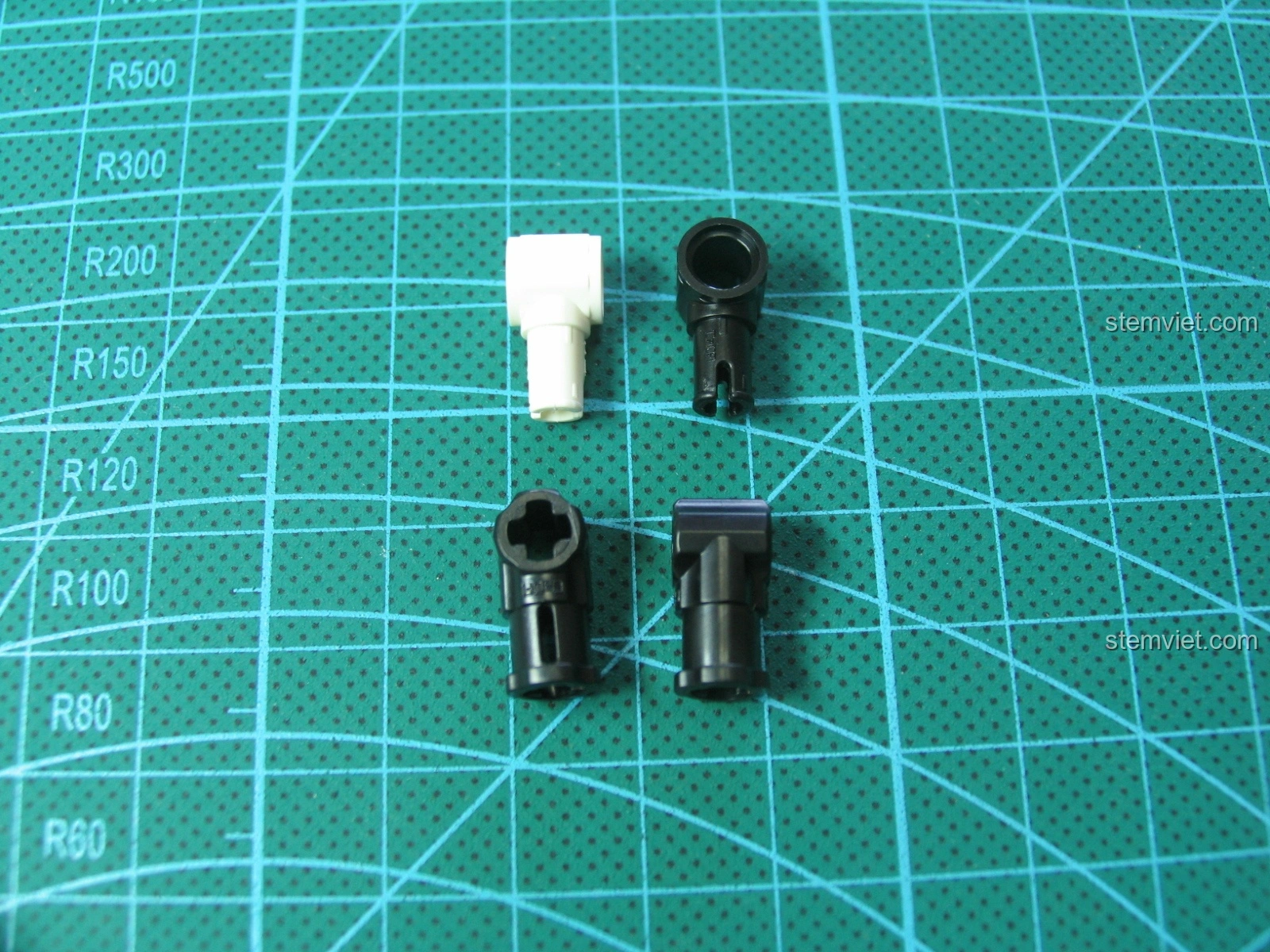 Trang hướng dẫn lắp dây chun cho bộ đồ chơi lắp ghép CaDA 81001 siêu tiết kiệm, minh họa cách gắn dây vào cơ chế bắn.