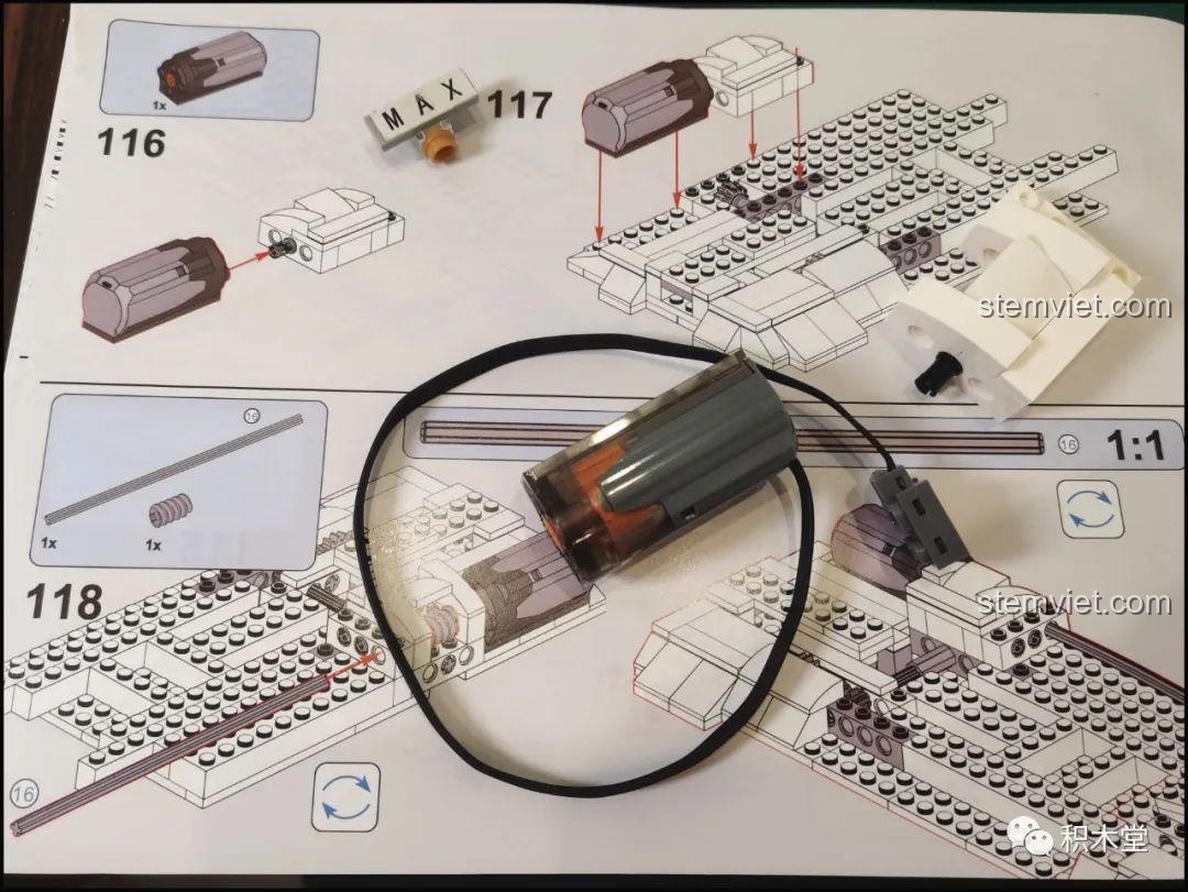 Trang hướng dẫn bước 116, lắp đặt động cơ vào phần đế của mô hình Cỗ xe tuần lộc của Santa Claus.